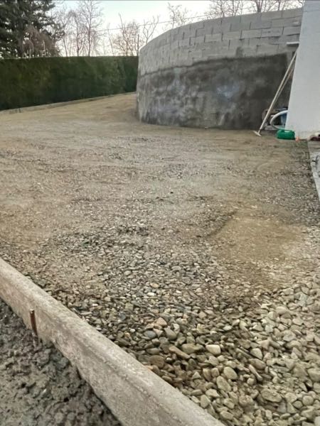 Photographie d'un mur en blocs à bancher