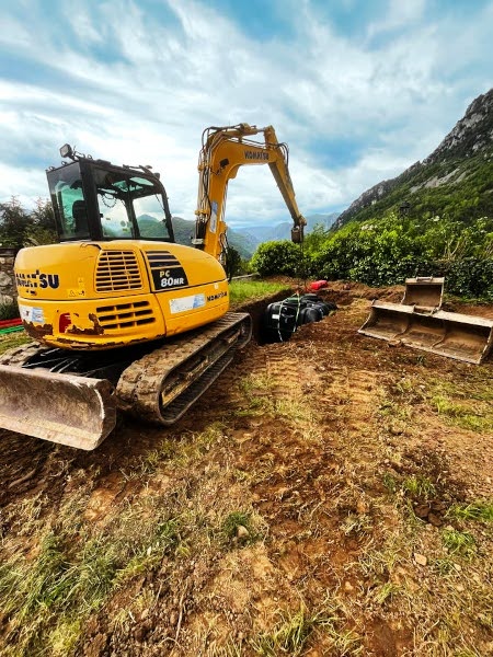 Installation d'une cuve par Lauragais TP au moyen d'une pelle mécanique